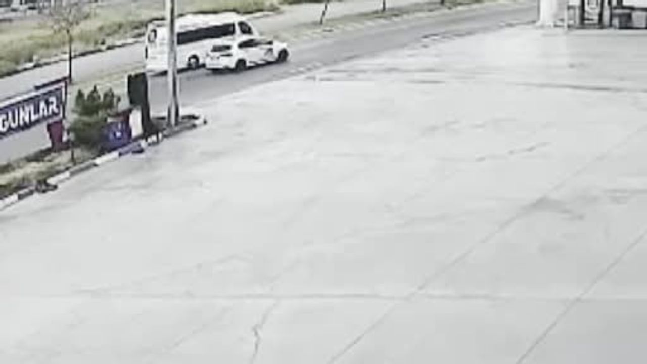 Kontrolden çıkan otomobil refüjdeki direği devirdi; kaza kamerada