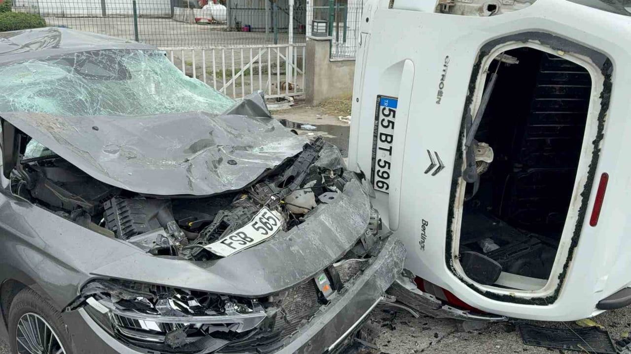 Kontrolden çıkan panelvan ağaca çarpıp havalandı, karşı şeritteki otomobilin üzerine düştü