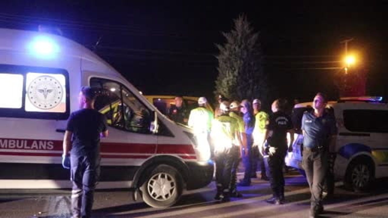 Kontrolden çıkan ticari taksi Karaman'da refüje çıktı: 2 yaralı