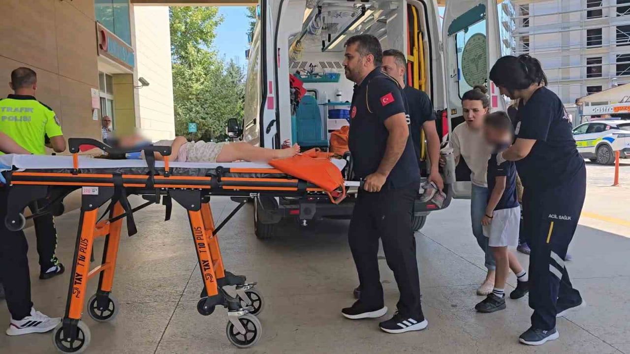 Kontrolsüz kavşakta çarpışma: 2'si çocuk 3 kişi yaralandı