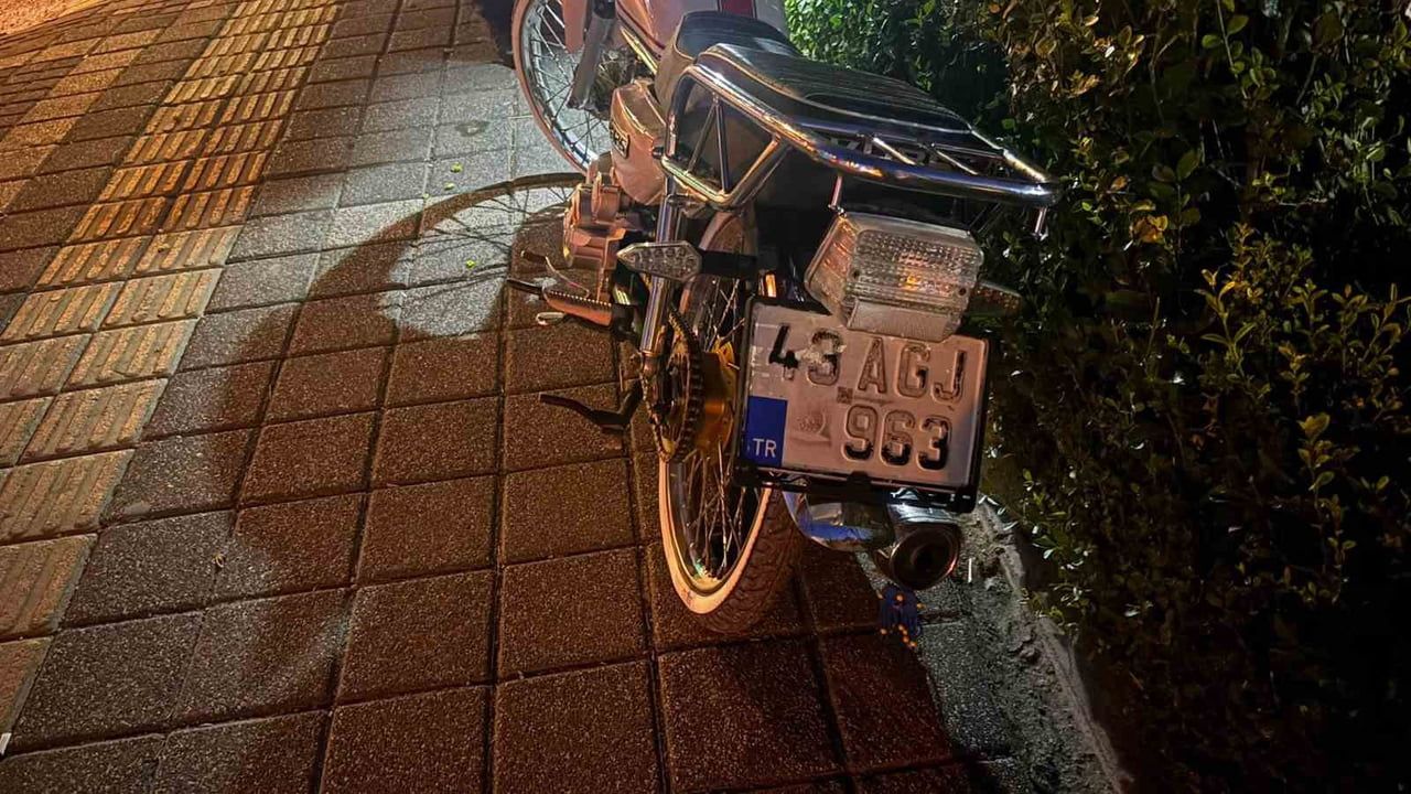 Kontrolünü kaybeden motosiklet sürücüsü kavşakta kamyona çarptı