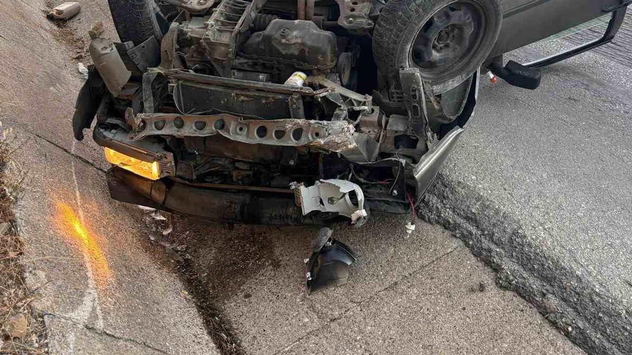 Kontrolünü kaybeden otomobil Bilecik-Eskişehir yolunda ters döndü