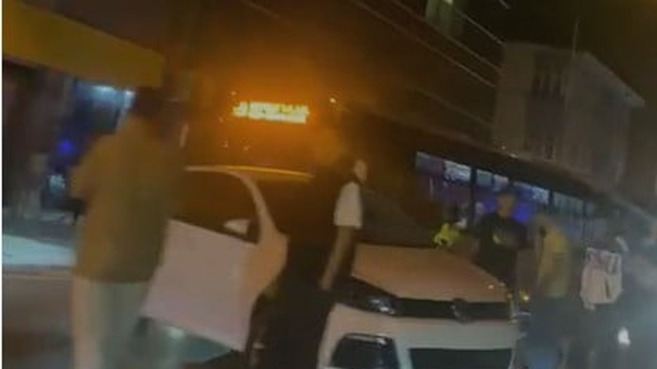 Kontrolünü kaybeden otomobil İstasyon Caddesi'nde mantar dubalar üzerinde askıda kaldı