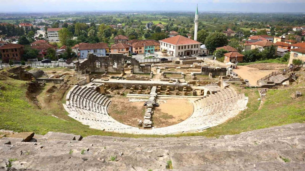 Konuralp'te mirasın geleceği için kazı ve restorasyon çalışmaları sürüyor