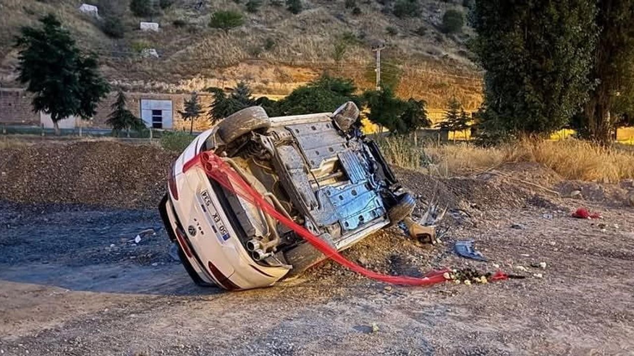 Konvoyda lastik patlaması sonrası gelin automobili takla attı