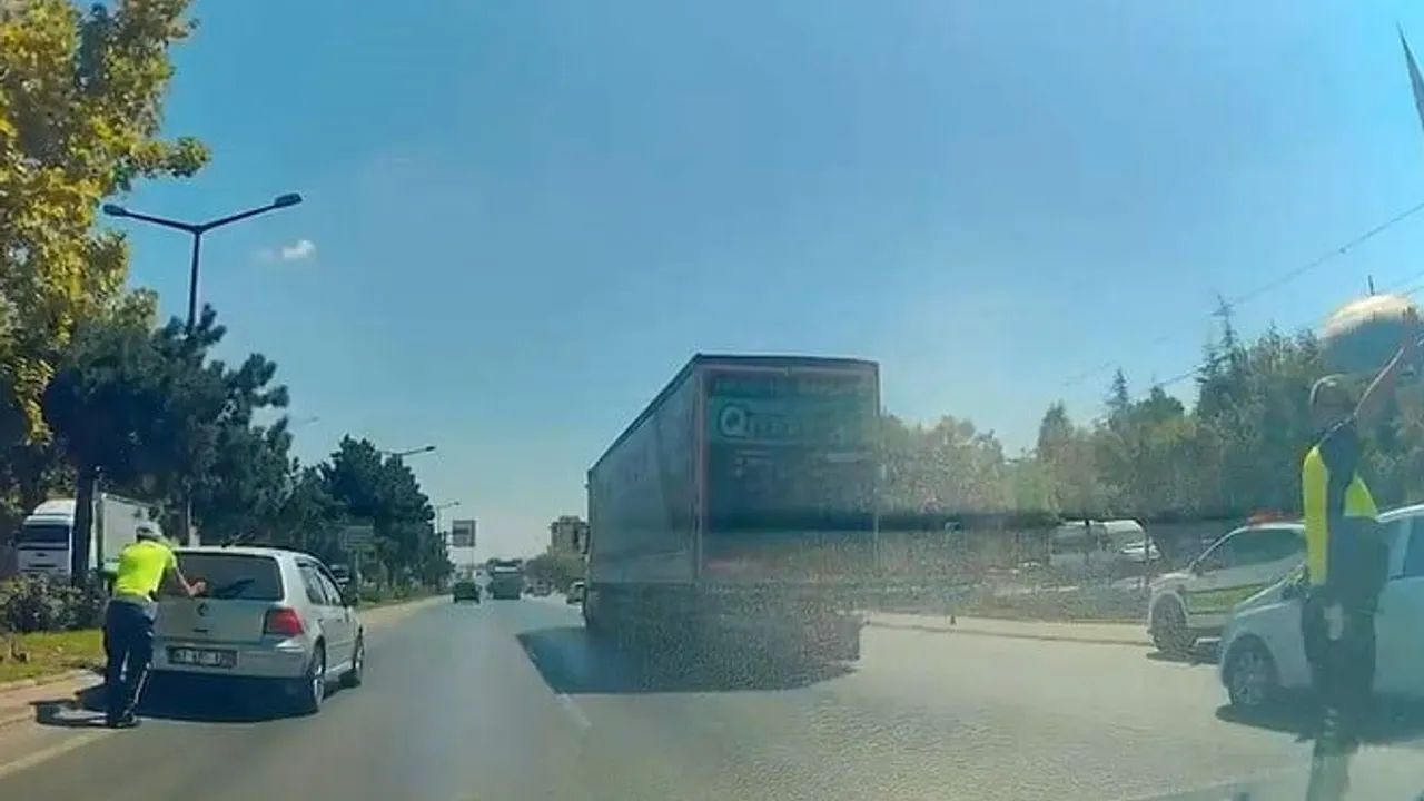 Konya'da arızalanan otomobili ekipler iterek güvenli noktaya taşıdı