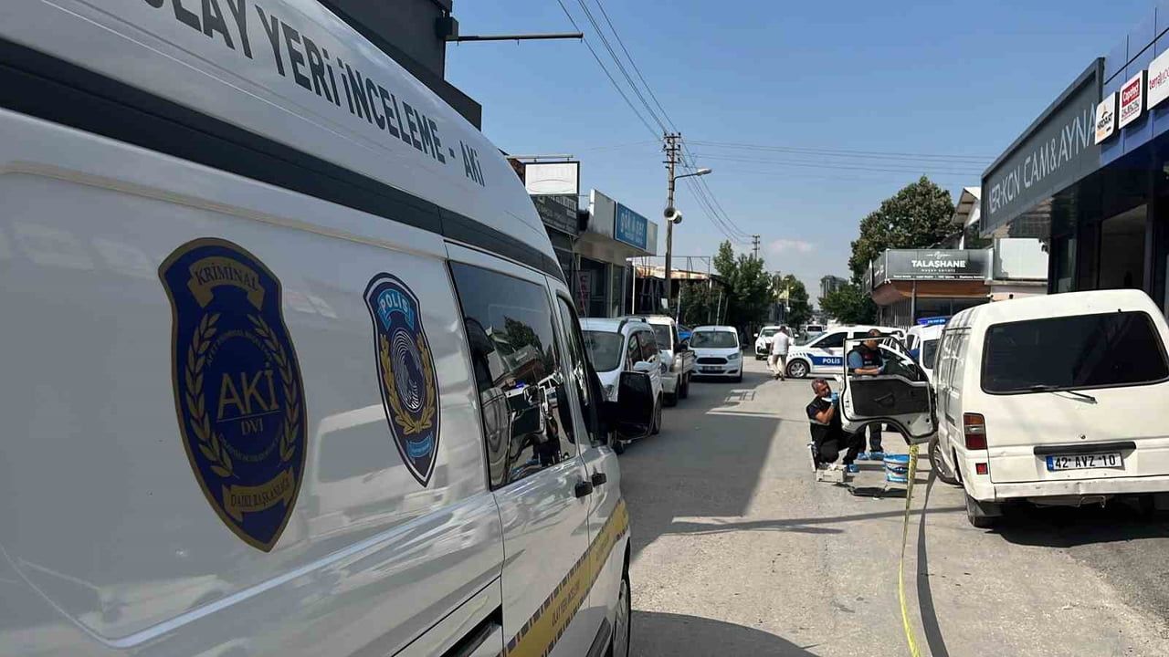 Konya'da kar maskeli kişiler park halindeki kamyonetten milyonluk çanta çaldı