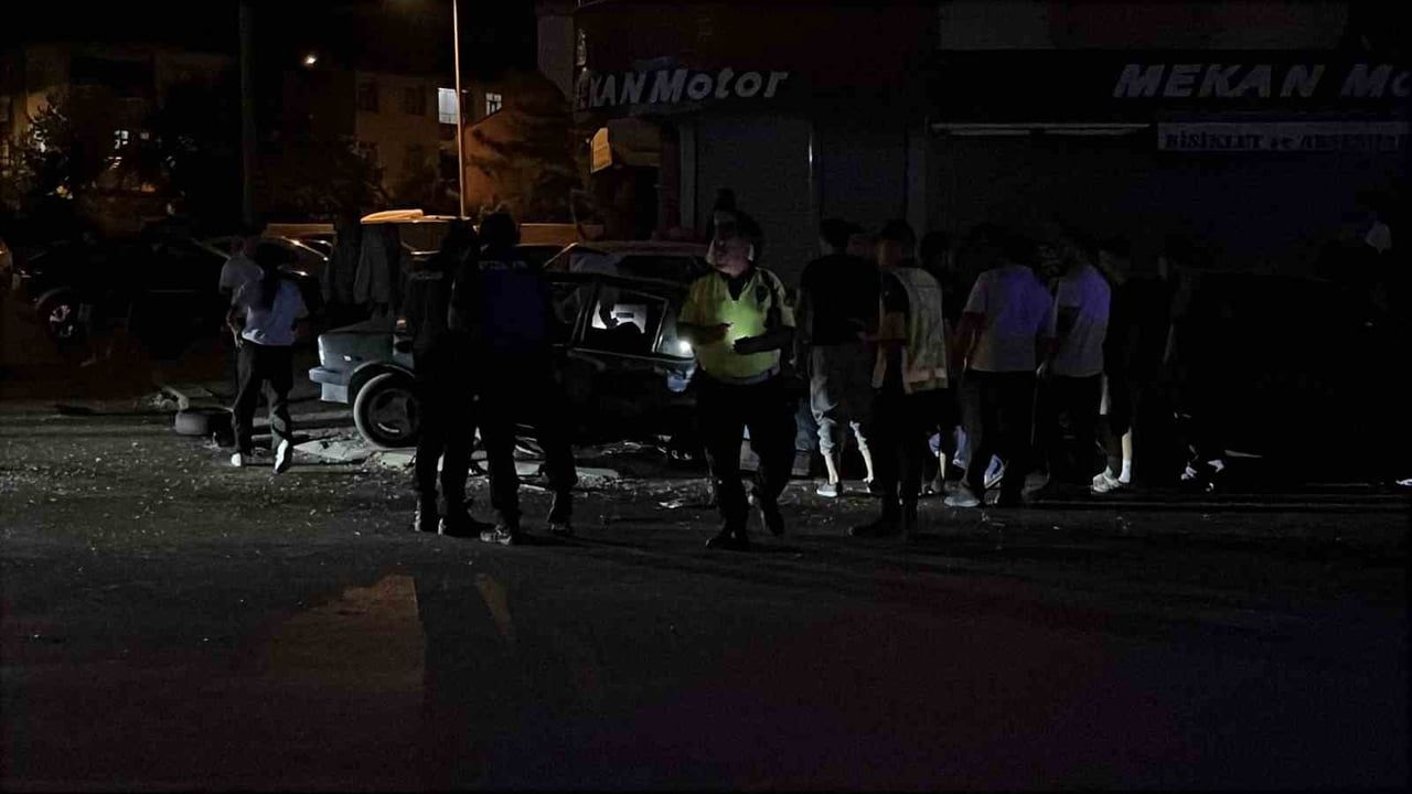 Konya'da Karaman Caddesi'nde sola dönüşte zincirleme çarpışma: 6 yaralı