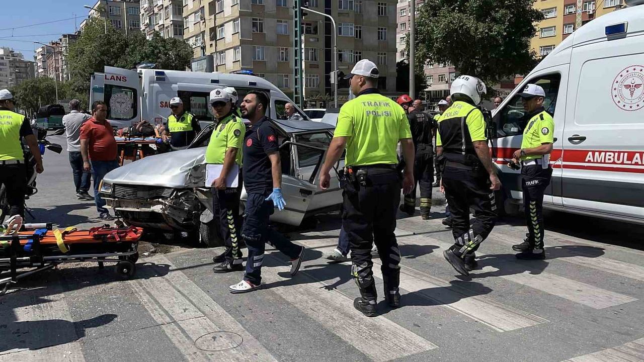 Konya'da kontrolünü kaybeden otomobil önce yayaya sonra direğe çarptı
