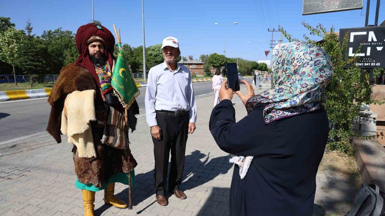 Konya'dan Selçuklu giysisiyle Ahlat'a gelen Seyfullah Mutlu cumhurbaşkanını uzaktan gördü