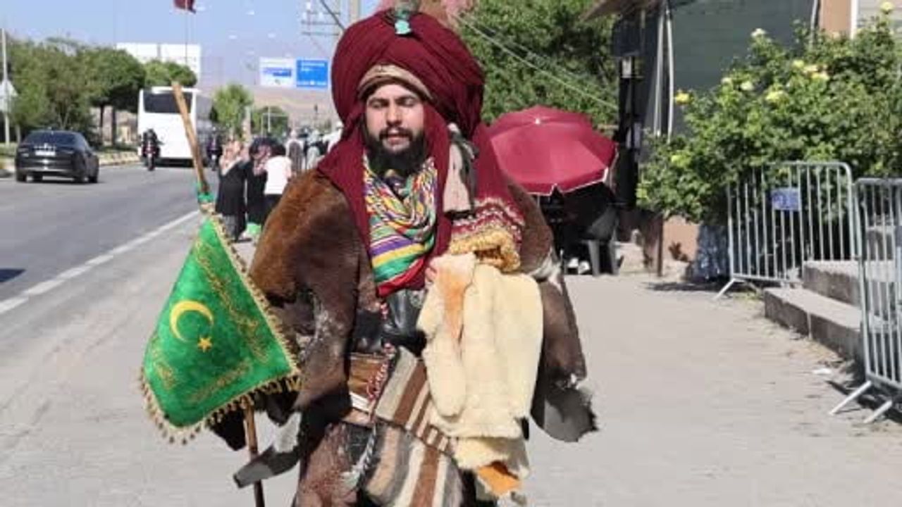 Konya'dan selçuklu mirasını giyip Ahlat'a gelen Seyfullah Mutlu Erdoğan'ı uzaktan selamladı