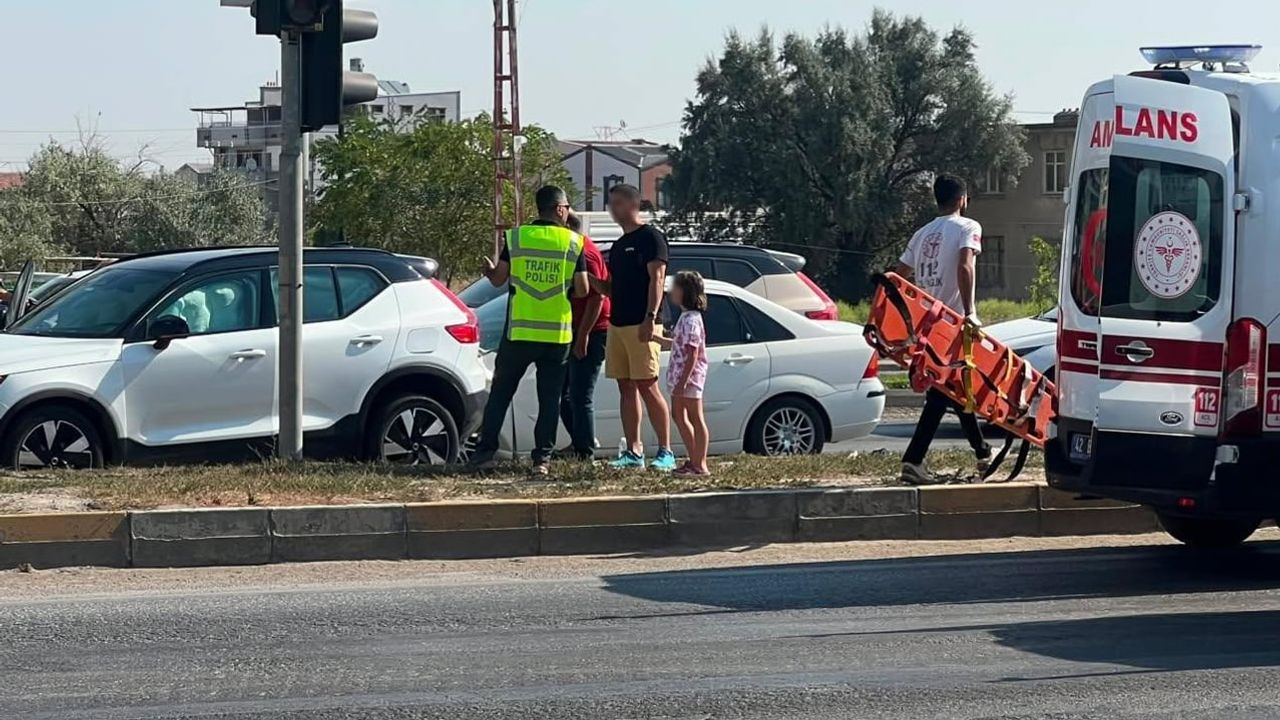 Konya'nın Karapınar ilçesinde ışıkta duran araca arkadan çarpıldı: 2 yaralı