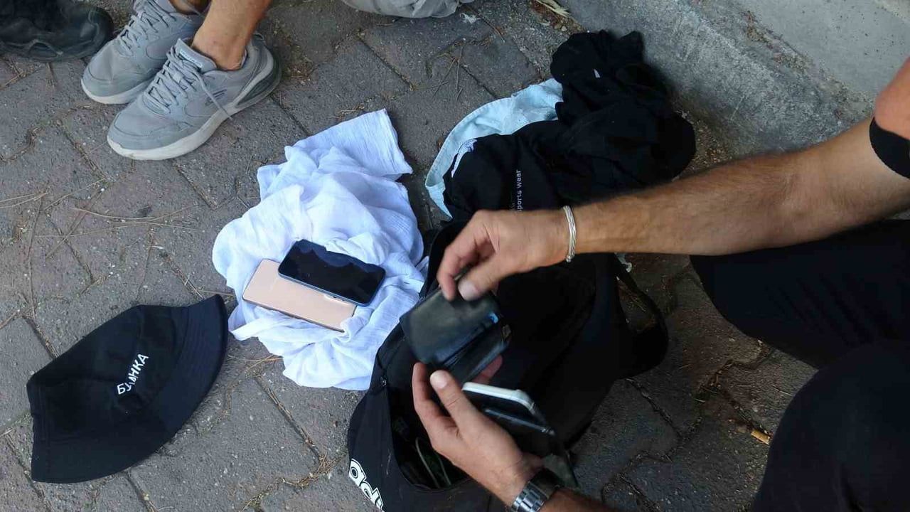 Konyaaltı sahilinde plaj hırsızı konumla yakalandı