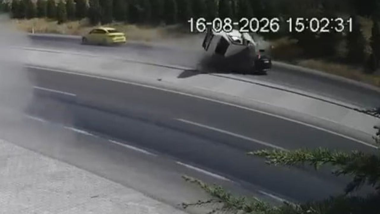 Kopan parça nedeniyle savrulan araç zincirleme kazaya neden oldu