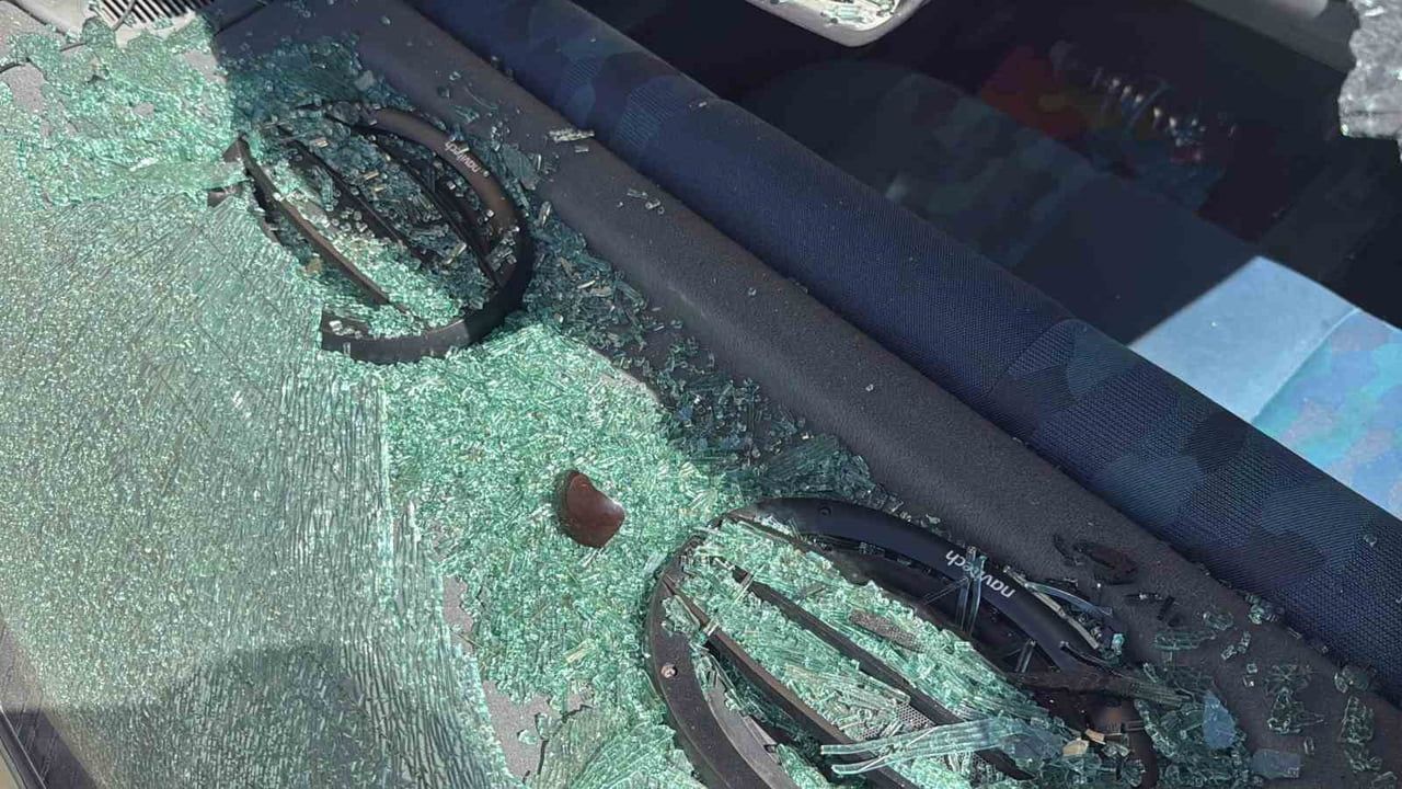 kopan seramik izolatör satışa çıkarılan otomobilin arka camını parçaladı