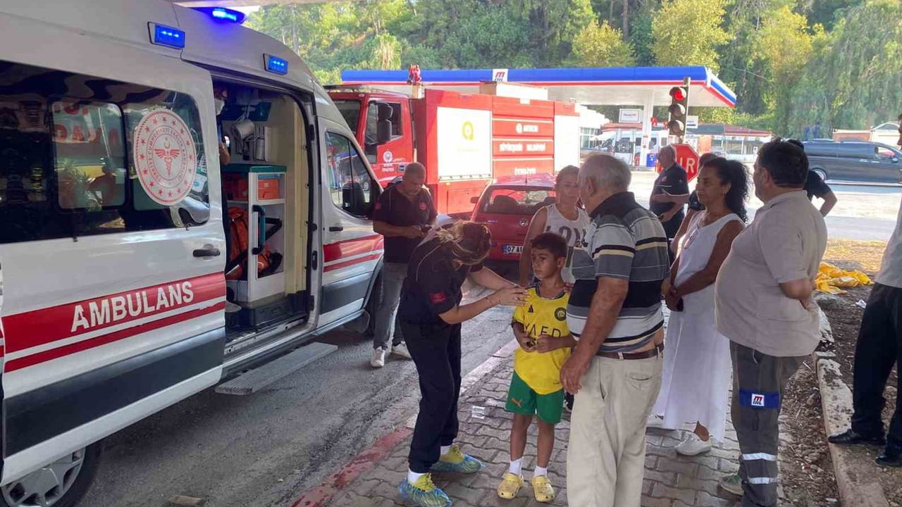 Köprü altındaki ışık sistemindeki çarpışma: Aksu'da otomobil tırla çarpıştı, bir yolcu hafif sıyrıklarla kurtuldu