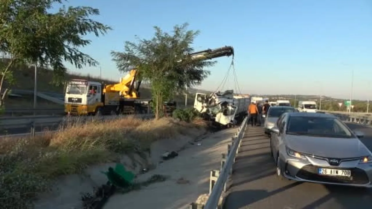 Köprü bağlantı yolunda kamyon bariyerlere saplandı: iki kişi yaşamını yitirdi