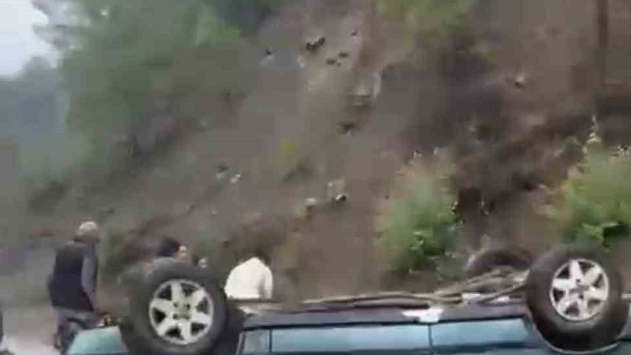 Köprüde kaygan zeminin yol açtığı kazada sürücü öldü, kızı yaralı