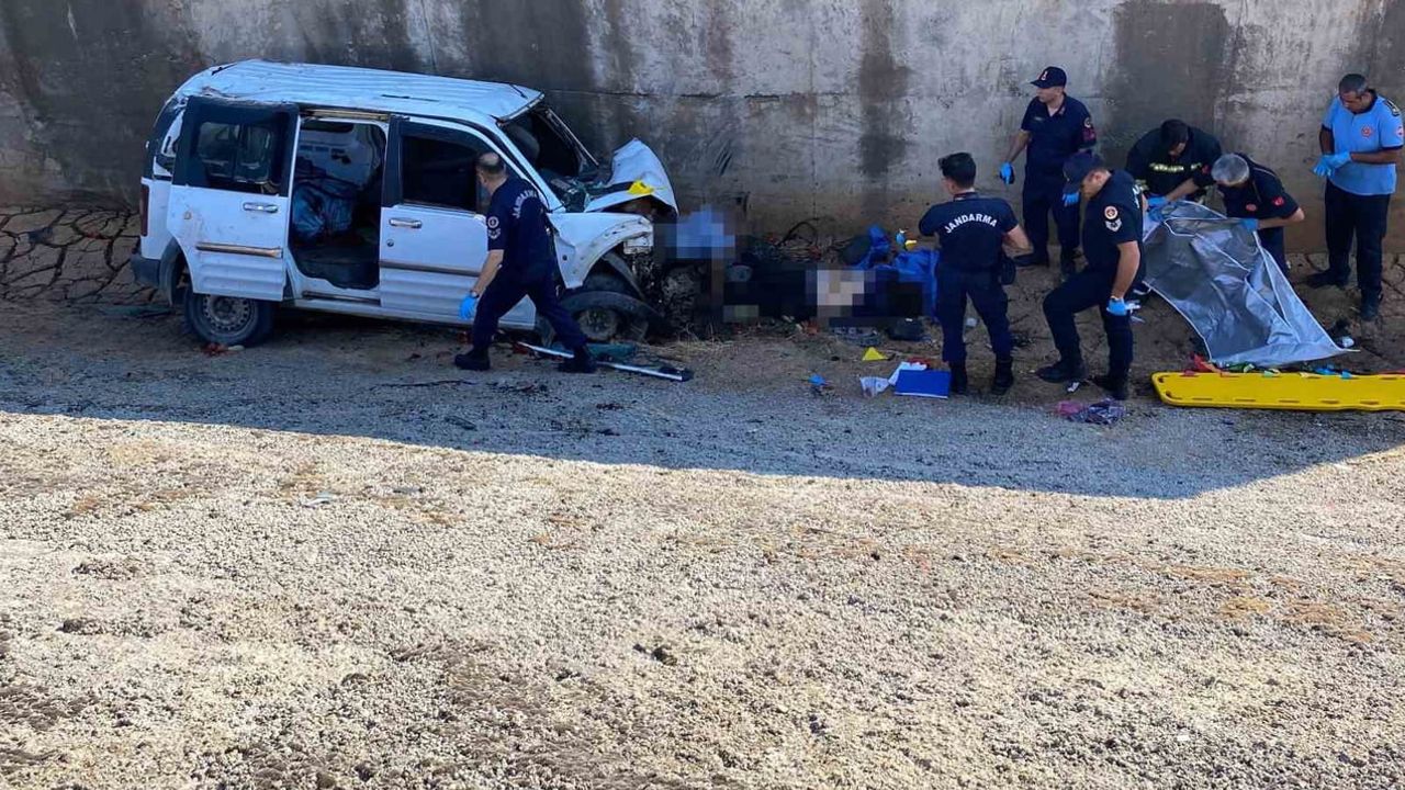 Köprüden şarampole devrilen araçta 2 kişi hayatını kaybetti