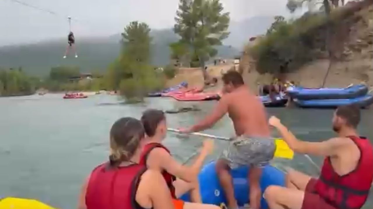 Köprülü Kanyon'da zipline sırasında mahsur kalan çocuğu rafting rehberi kurtardı