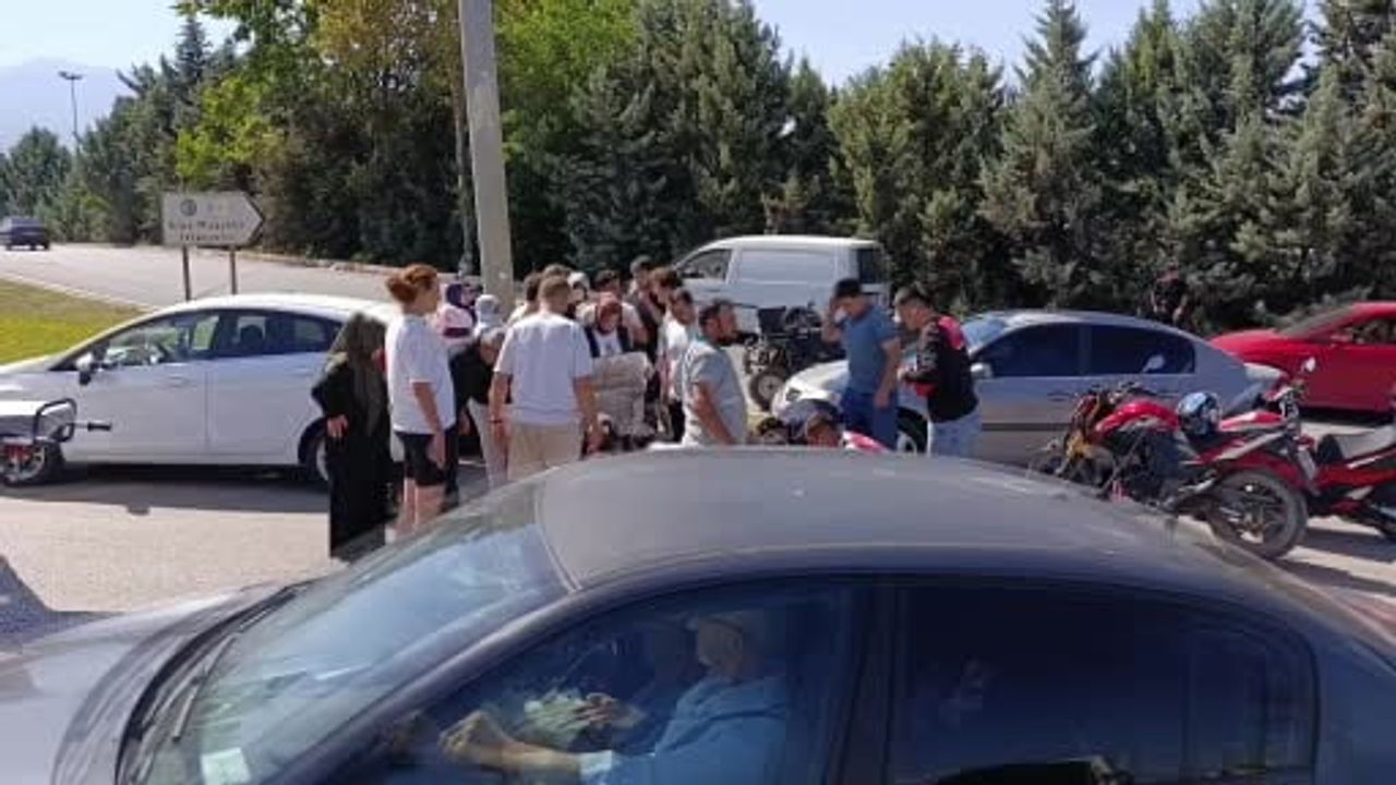 Köprülü kavşakta manevra çarpışması: motosiklet sürücüsü ağır yaralandı
