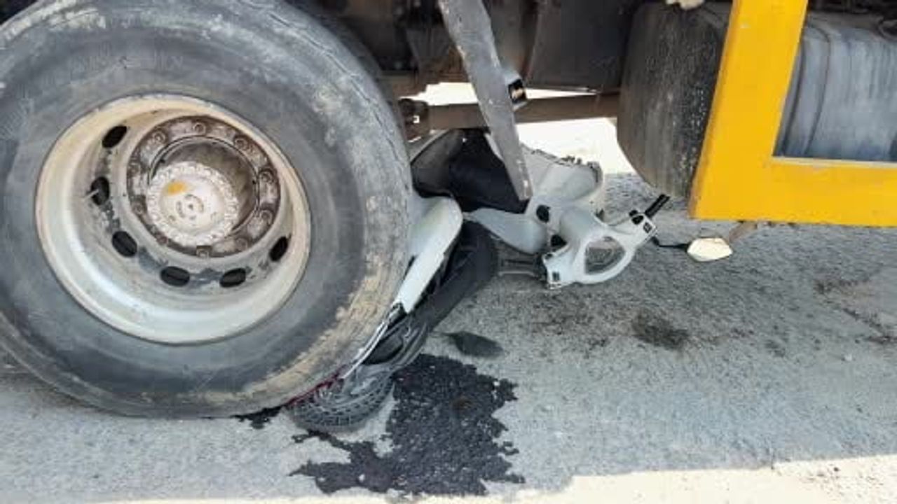 Kör noktada kaza teğet geçti: vincin altında kalan motosikletin sürücüsü son anda kurtuldu