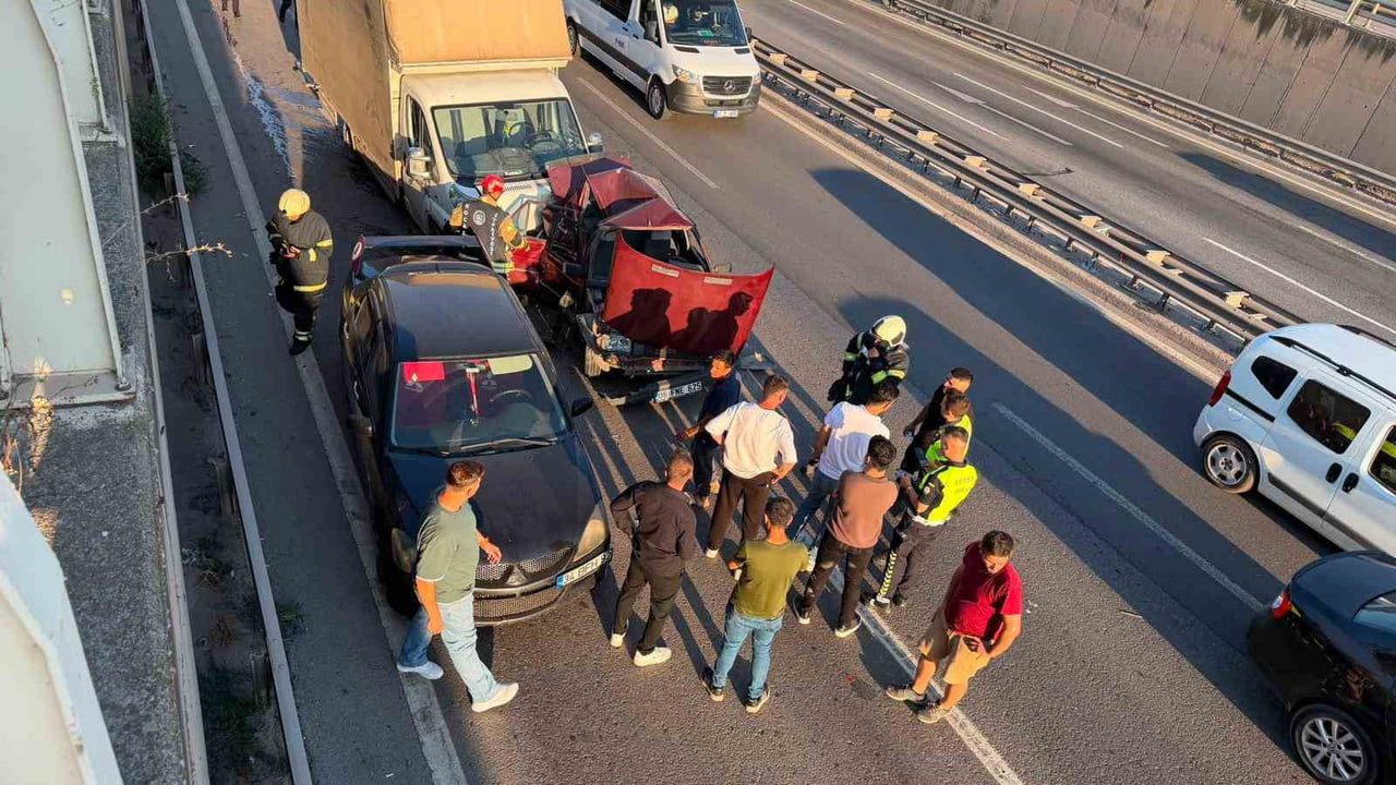 Körfez'de D-100'de zincirleme kaza: üç araçta hasar, yaralanma yok