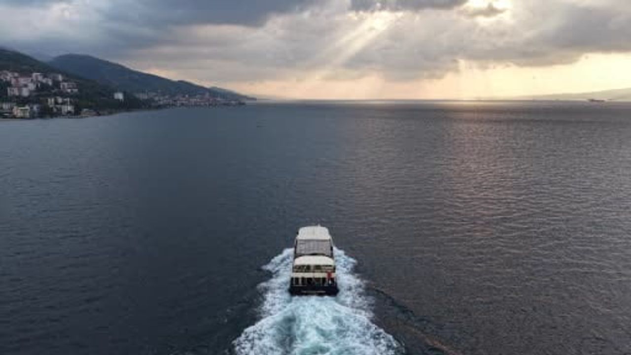 Körfez'de vapurda sayfalar ve çello eşliğinde ortak okuma yolculuğu