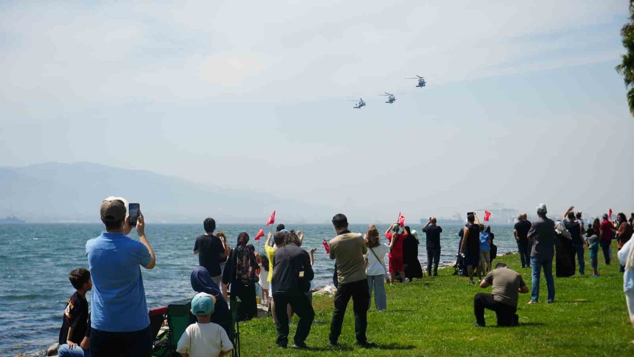 Körfezde donanma geçişi: TEKNOFEST heyecanı sahile taştı
