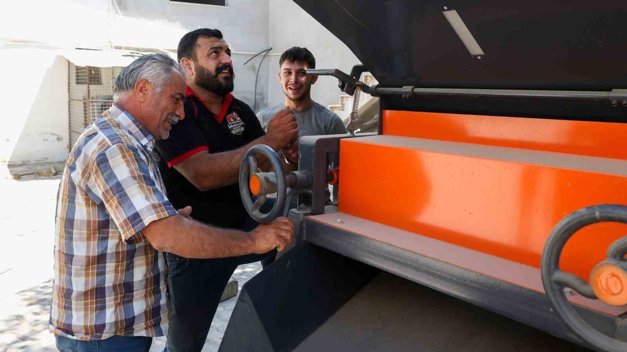 Korkutelili üreticilere yem ezme makinesiyle yerel üretimde destek