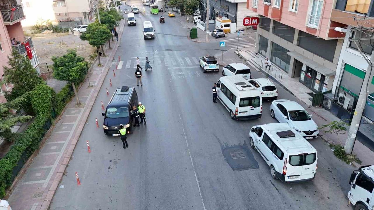 Korsana geçit yok, Gebze ve Karamürsel'de 12 araca yaptırım, 1 araç trafikten men