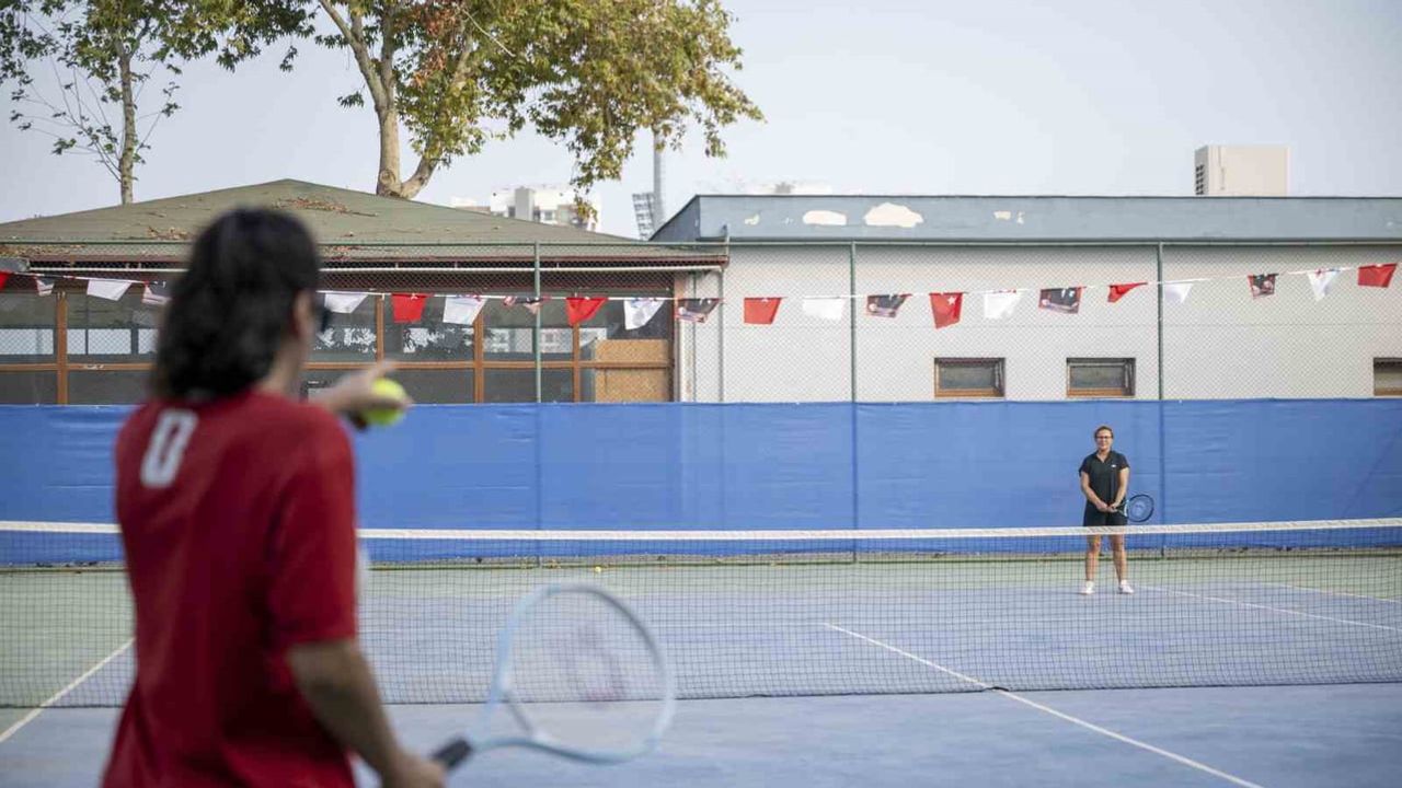 Kortlarda zafer coşkusu: Mersin’de ücretsiz tenis kursiyerleri sahaya çıktı