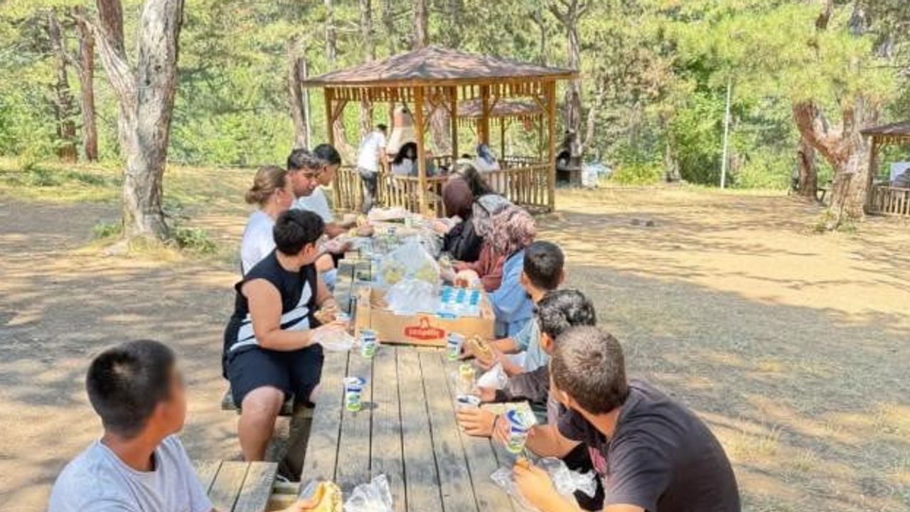 Koruma altındaki çocuklara göl manzaralı doğa günü