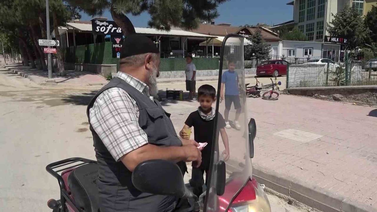 Köşe başında limonata satan üç çocuk mahalle desteğiyle para biriktiriyor