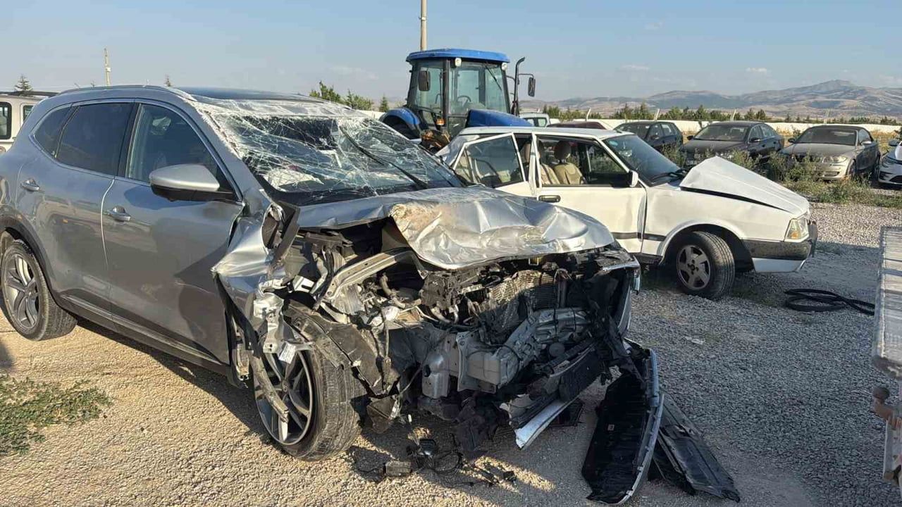 Köseli kavşağı'nda araç çarpıştı, biri devrildi: 1 ölü, 7 yaralı