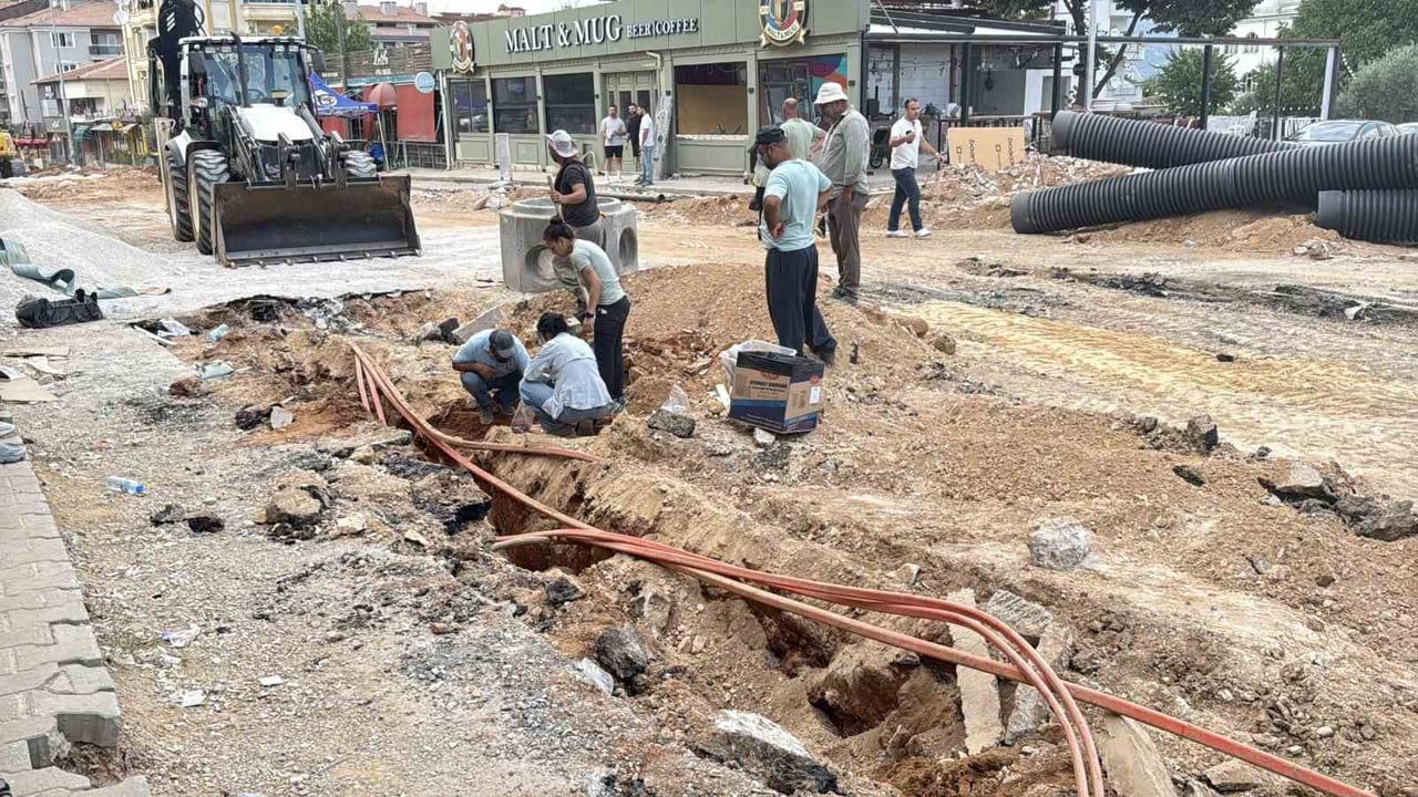 Kötekli'de altyapı kazısında mezar kalıntıları ortaya çıktı