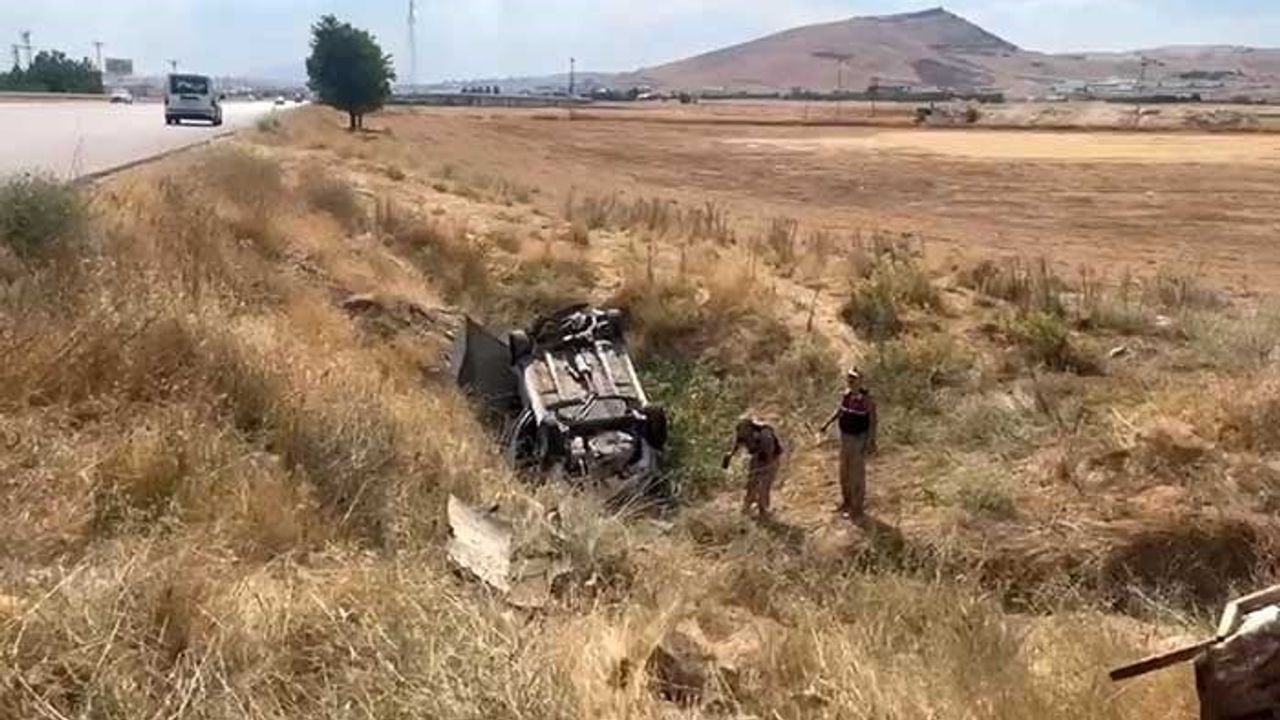 Kovancılar'da şarampole yuvarlanan otomobilden 1 kişi çıkarıldı