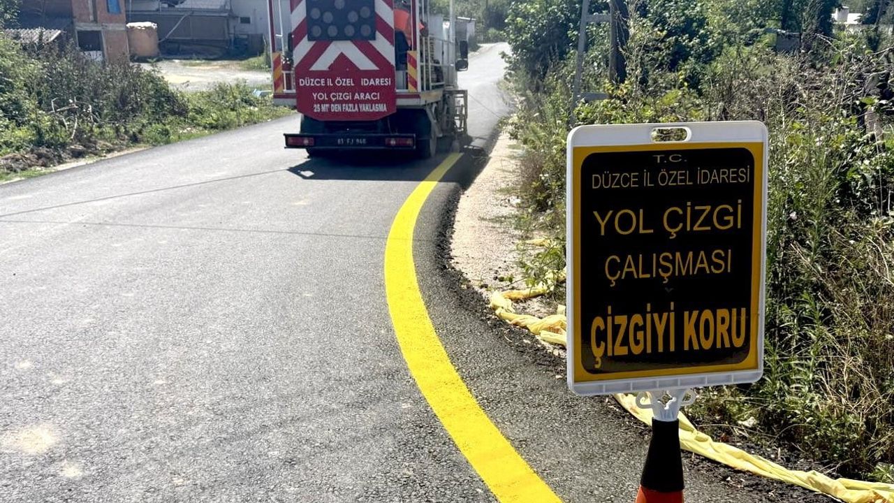 Köy yollarında güvenlik önlemi: Akçakoca'da yol çizgileri ve kasisler yenilendi