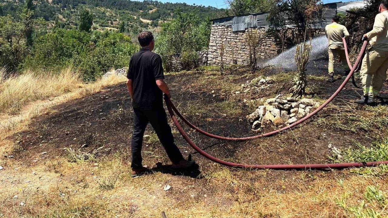Köylülerin hızlı müdahalesi evi kurtardı: Emet'te ot yangını kontrol altına alındı