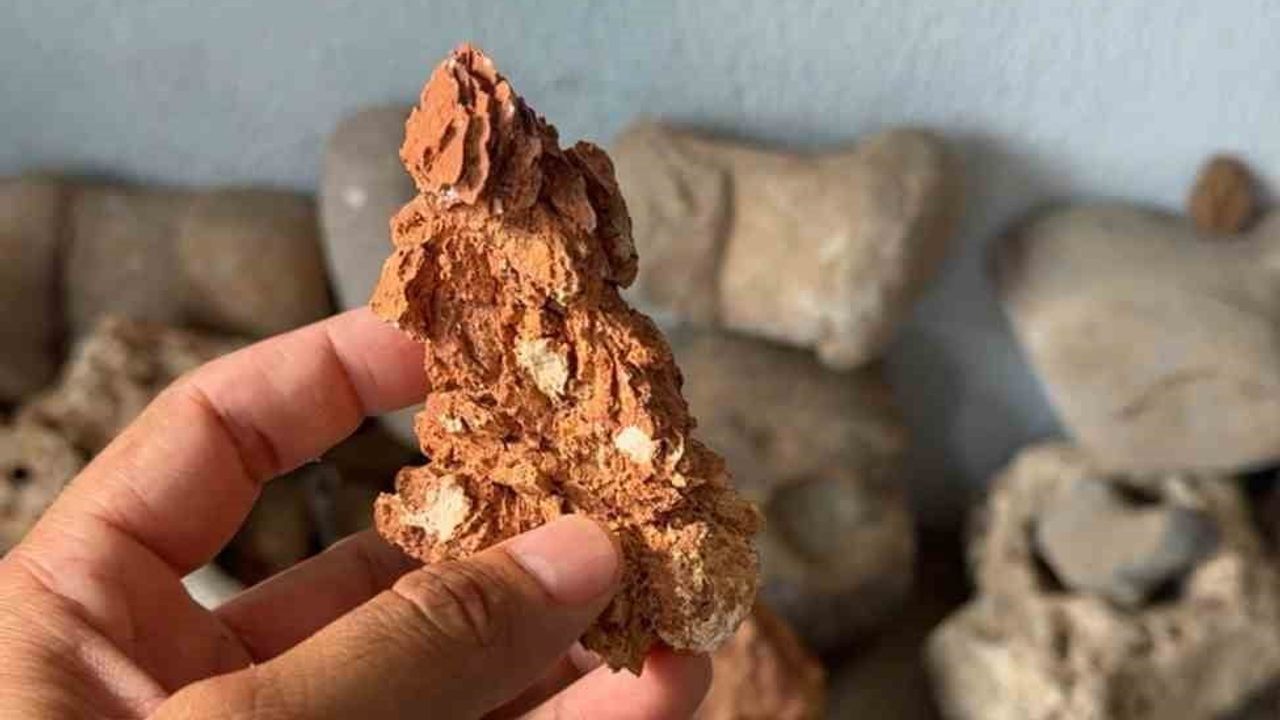 Köyün avlusunda biriken taşlar geçmişe ayna tutuyor