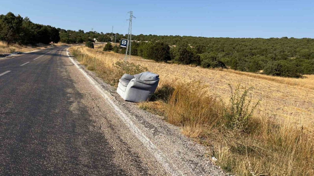 Köyün bekleme odası: yol kenarındaki koltuk durağa dönüştü