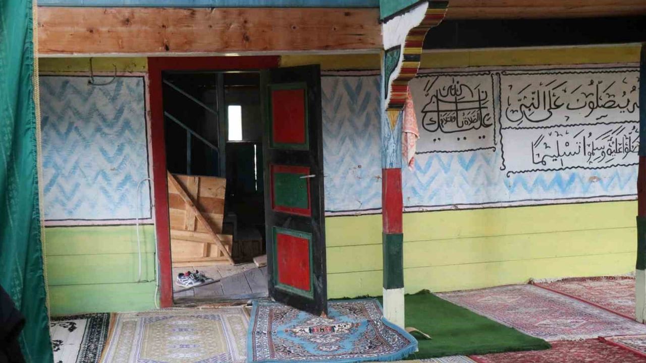 köyün hatırası: toprak ve saman sıvalı 78 yıllık ahşap cami restore bekliyor
