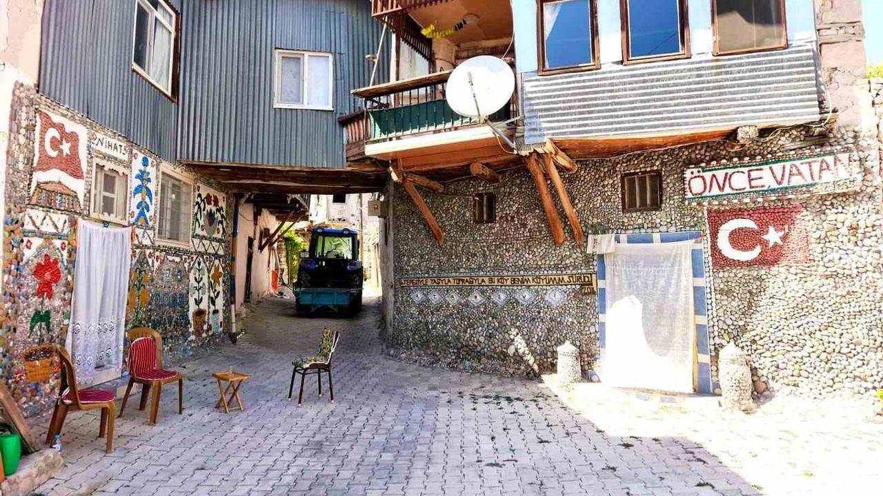 Köyünü taşlarla açık hava müzesine çeviren 74 yaşındaki sanatkâr