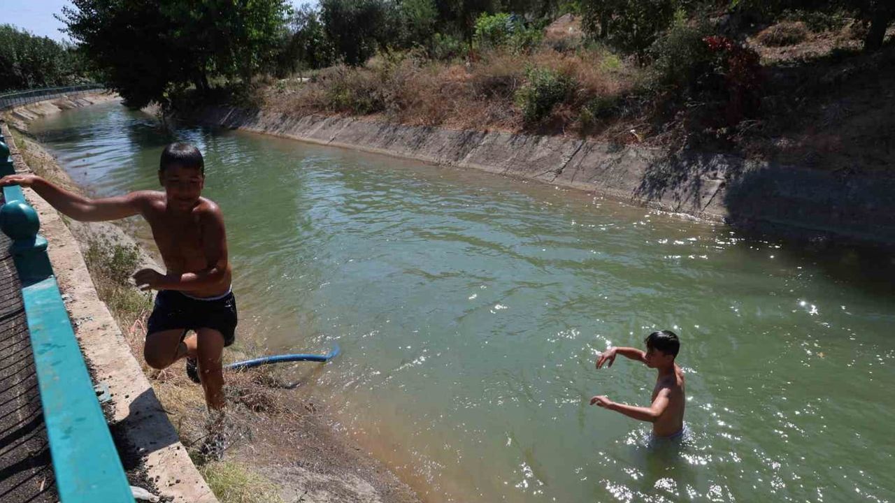 Kozan’da bunaltan sıcaklarda gençlerin tercihi: tehlikeli sulama kanalı