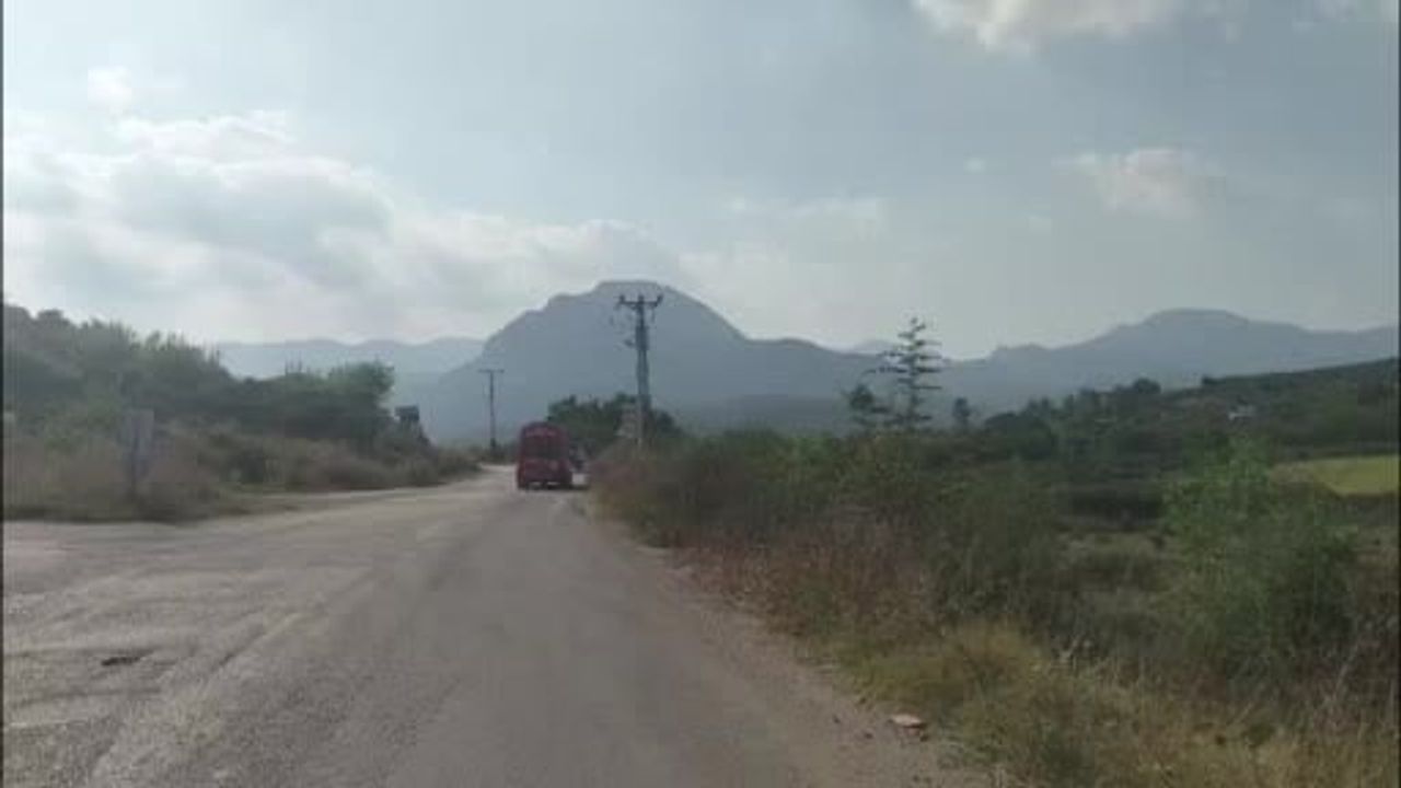 Kozan'da evinin önünden tarlasına giderken traktörün altında kalan muhtar ağır yaralandı