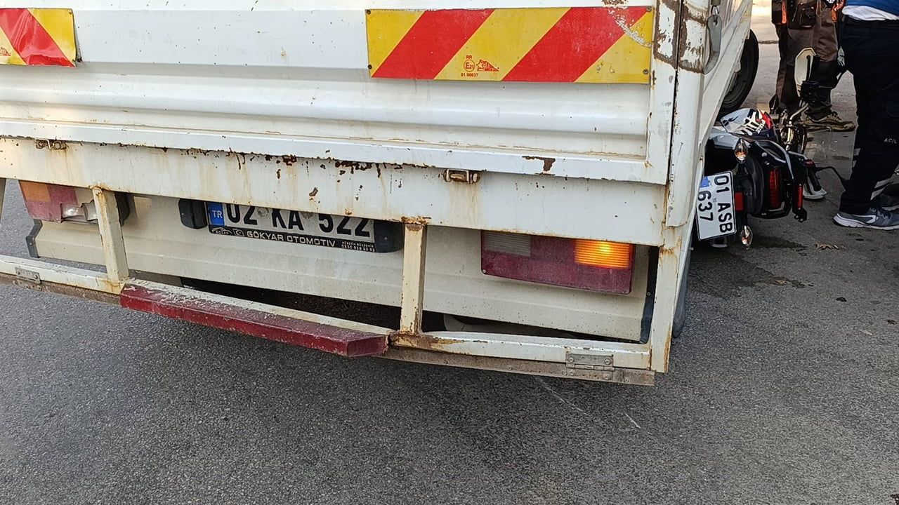 kozan'da pikap ile motosiklet kavşağa çarpıştı: sürücü hastaneye kaldırıldı