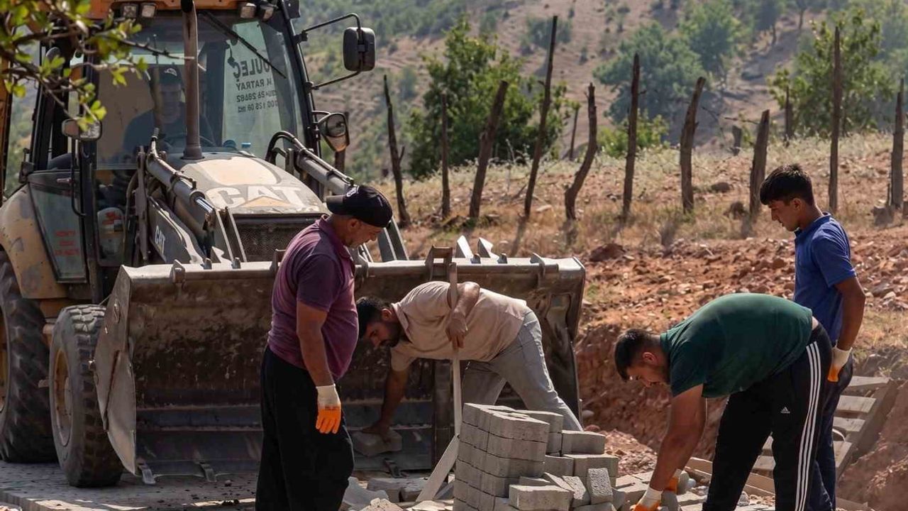 Kozan’da ulaşım rahatlıyor: 11 mahallede eş zamanlı yol atağı