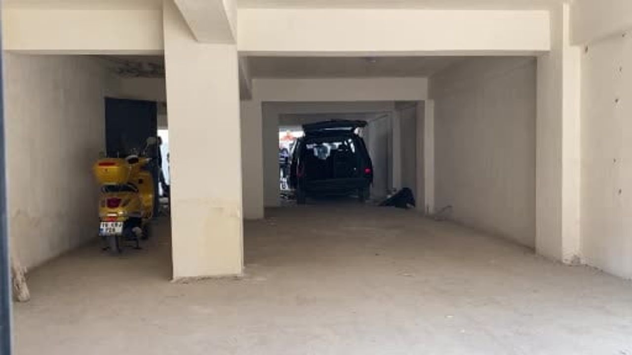 Krikonun kayması otoparkta tehlike yarattı: 56 yaşındaki adam araç altında ağır yaralandı