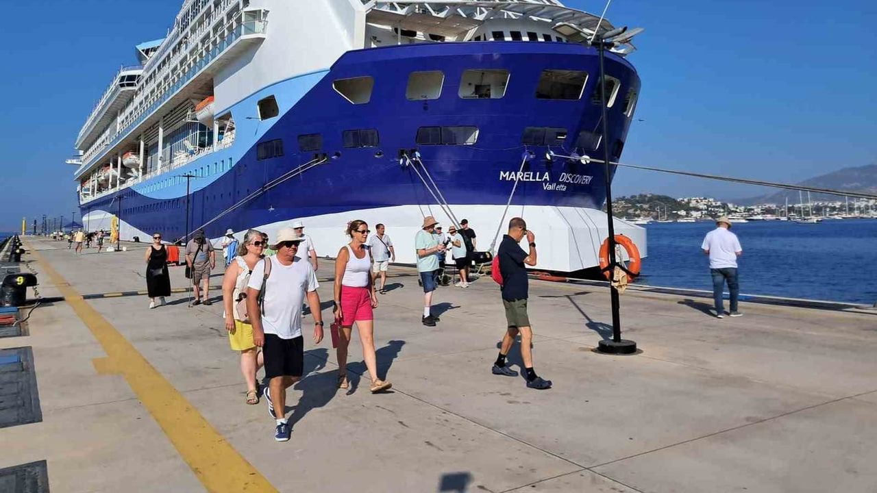 Kruvaziyer trafiği Bodrum'da: Marella Discovery limana demirledi
