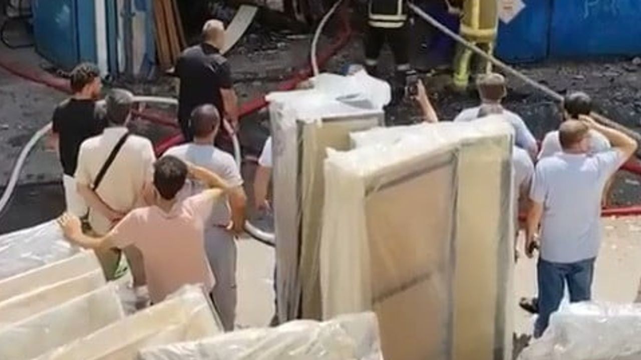 Küçükbalıklı'da imalathanede çıkan alevler itfaiyenin köpük müdahalesiyle durduruldu